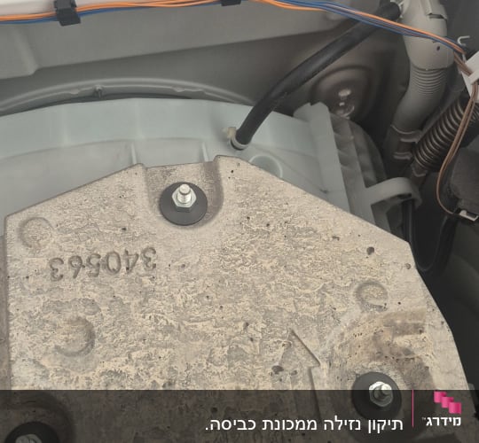 חלק פנימי של מכשיר עם חוטים וברגים